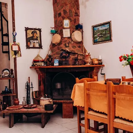 Hill Sandali House *